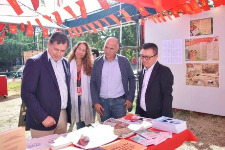 Tổng Bí thư PCP Paulo Raimundo và Trưởng ban Đối ngoại PCP Pedro Guerreiro thăm Gian trưng bày do Báo Nhân Dân tổ chức tại Hội báo Avante 2025. (Ảnh KHẢI HOÀN-MINH DUY)