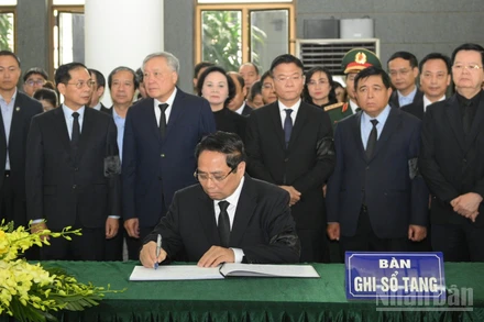 Thủ tướng Phạm Minh Chính ghi sổ tang chia buồn cùng gia đình. (Ảnh: THẾ ĐẠI)