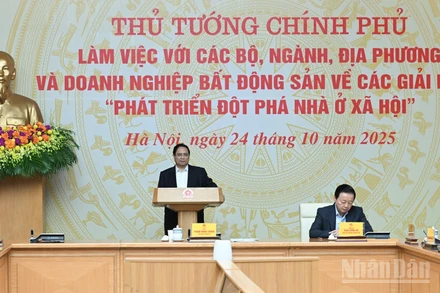 Thủ tướng Chính phủ Phạm Minh Chính chủ trì cuộc làm việc bàn giải pháp phát triển đột phá nhà ở xã hội. (Ảnh: TRẦN HẢI)