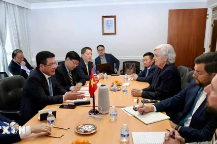 Bộ trưởng Bộ Công thương Nguyễn Hồng Diên tiếp và làm việc với Tập đoàn Nike. (Ảnh: TTXVN)