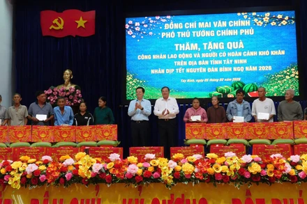 Người dân phấn khởi khi được nhận quà Tết của Đoàn công tác.