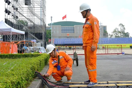 Kiểm tra việc bảo đảm cấp điện phục vụ các sự kiện chính trị quan trọng tại Hà Nội. (Ảnh: Việt Anh/Icon.com.vn)