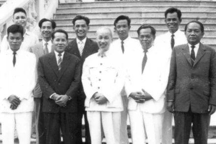 Chủ tịch Hồ Chí Minh và lãnh đạo Hội Những người viết báo Việt Nam (nay là Hội Nhà báo Việt Nam) tiếp Hội Nhà báo Khmer, năm 1958. (Nguồn: Bảo tàng Báo chí Việt Nam)