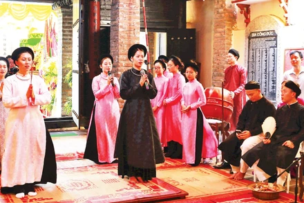 Các ca nương diễn xướng trong phần dâng hương trong khuôn khổ canh hát cửa đình.