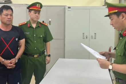 Cơ quan Cảnh sát điều tra, Công an tỉnh Sơn La thi hành các lệnh tố tụng đối với đối tượng Dương Đức Thắng.