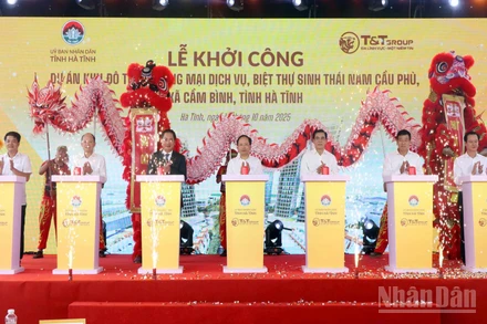 Đại diện lãnh đạo tỉnh Hà Tĩnh và Tập đoàn T&T thực hiện nghi thức khởi công dự án.