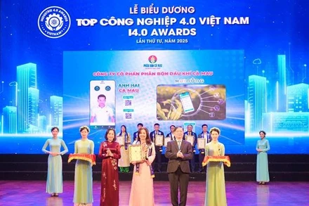 Đại diện PVCFC nhận biểu trưng vinh danh PVCFC đạt Top Doanh nghiệp khoa học và công nghệ, đổi mới sáng tạo và chuyển đổi số.