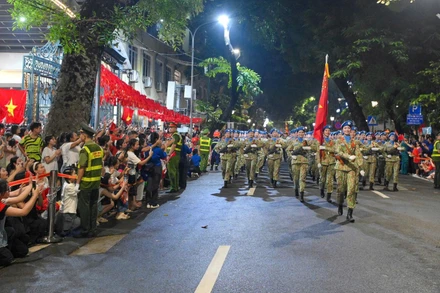 Người dân cổ vũ cho các khối diễu binh, diễu hành trên đường phố Hà Nội. (Ảnh: THẾ ĐẠI)