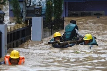 Lực lượng cứu hộ hỗ trợ người dân sơ tán khỏi khu vực ngập lụt tại Lalitpur, Nepal. (Ảnh tư liệu: THX/TTXVN)