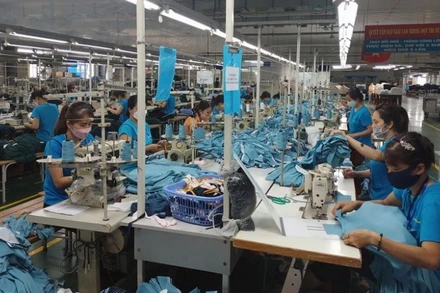 May hàng xuất khẩu tại Nhà máy may Hanosimex Ðồng Văn. (Ảnh: MINH ĐỨC-TRỊNH BÌNH)