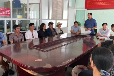 Cục trưởng Cục Thủy sản và Kiểm ngư Trần Đình Luân kiểm tra công tác chống khai thác IUU và thăm hỏi bà con ngư dân tại cảng cá Cái Rồng, đặc khu Vân Đồn, tỉnh Quảng Ninh. (Ảnh: LÊ QUÂN)