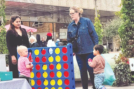 Nhờ có chính sách về an sinh xã hội tốt, phụ nữ Thụy Điển yên tâm chăm sóc con khi nghỉ đẻ.