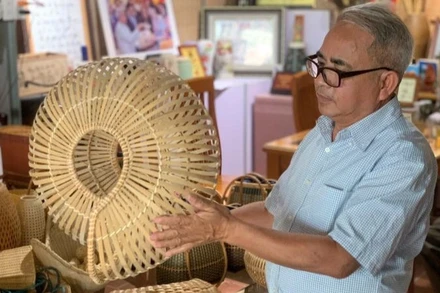 Nghệ nhân Nguyễn Văn Tĩnh giới thiệu sản phẩm mang tên “Bộ ốc bằng tre”.