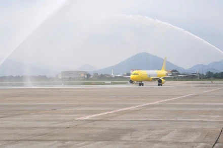 Nghi thức phun vòi rồng (Water salute) chào đón chiếc máy bay đầu tiên do Vietravel Airlines sở hữu.