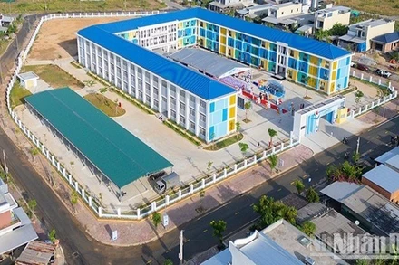 Trường tiểu học Bình Đông, một trong những ngôi trường đẹp và hiện đại nhất hiện nay tại tỉnh Quảng Ngãi.
