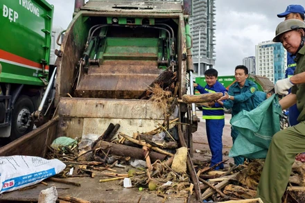 Người dân chung tay dọn dẹp môi trường sau lũ tại Nha Trang.