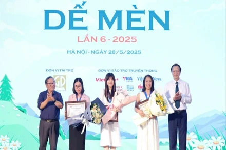 Trao Giải thưởng Thiếu nhi Dế Mèn năm 2025 cho các tác giả xuất sắc.