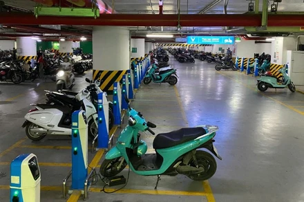 Khu vực riêng đặt trụ sạc xe máy điện và ô-tô điện ở hầm để xe của chung cư Liễu Giai Tower, Hà Nội. (Ảnh: THẾ BẰNG)