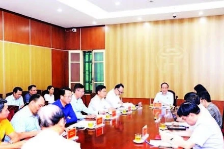 Đồng chí Nguyễn Ngọc Tuấn, Chủ tịch Hội đồng nhân dân thành phố Hà Nội tiếp công dân. (Ảnh: QUỐC TOẢN)