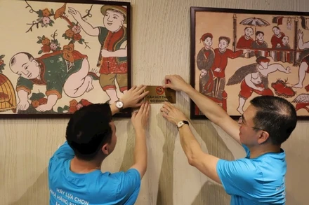 Gắn biển “Cấm hút thuốc” tại một nhà hàng ở thành phố Huế.