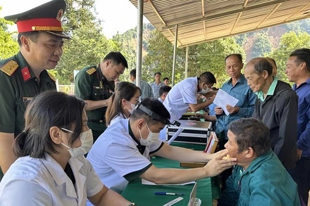 Bác sĩ khám bệnh, tư vấn điều trị cho người dân bản Háng Pù Xi, xã Xa Dung. (Ảnh: ĐỨC HẠNH)