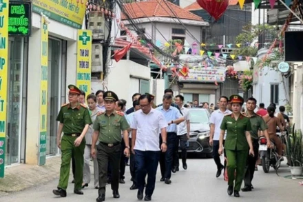 Giám đốc Công an thành phố Hà Nội và đoàn công tác đi kiểm tra thực tế đột xuất.