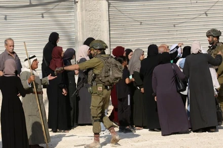 Binh sĩ Israel ngăn người Palestine trở về nhà tại trại tị nạn ở thành phố Tulkarm, Bờ Tây, ngày 18/11/2025. (Ảnh: THX/TTXVN)