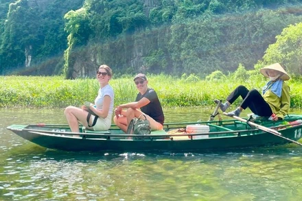 Điện ảnh là cầu nối quảng bá hình ảnh đất nước, con người, văn hóa Việt Nam. (Trong ảnh: Du khách quốc tế tham quan Tam Cốc, Ninh Bình). (Ảnh: ĐẮC LINH)