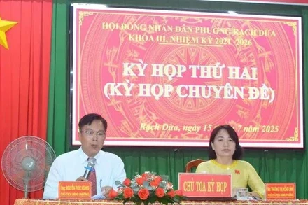 Chủ tọa kỳ họp điều hành phần thảo luận nội dung các nghị quyết.