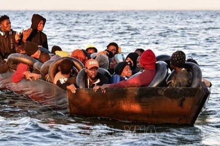 Người di cư được lực lượng bảo vệ bờ biển Tunisia cứu tại khu vực ngoài khơi biển Địa Trung Hải. (Ảnh tư liệu: TTXVN)