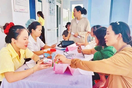 Tư vấn, chăm sóc sức khỏe sinh sản cho chị em tại Trung tâm Dân số Quảng Trị.