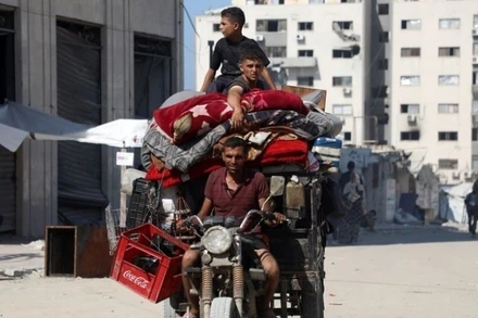 Người dân Palestine sơ tán tránh xung đột tại Gaza. (Ảnh: THX/TTXVN)