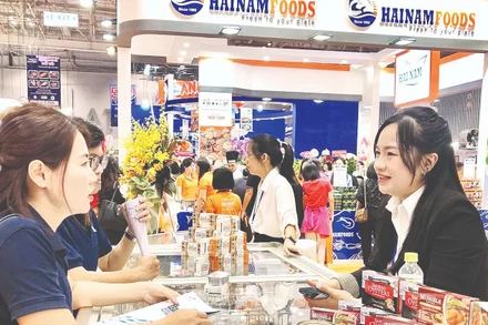 Khách tham quan tìm hiểu sản phẩm thủy sản tại Hội chợ Vietfish. (Ảnh: MỸ PHƯƠNG)