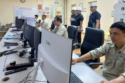 Vận hành nhà máy điện rác ở Gia Bình, Bắc Ninh. (Ảnh NAM PHONG)