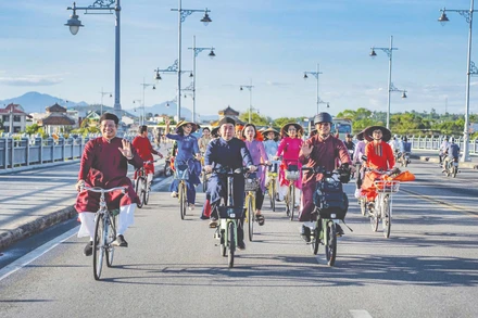 Thành phố Huế thường có những ngày dành cho áo dài.