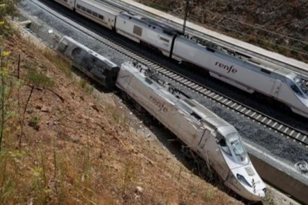 Một toa của đoàn tàu trật bánh đã bị lật ngửa hoàn toàn. (Ảnh: Ref/TTXVN)