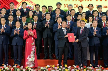 Đồng chí Lê Minh Hưng, Ủy viên Bộ Chính trị, Bí thư Trung ương Đảng, Trưởng Ban Tổ chức Trung ương trao Quyết định của Bộ Chính trị chỉ định đồng chí Đặng Xuân Phong, Ủy viên Trung ương Đảng, Bí thư Tỉnh ủy Phú Thọ giữ chức vụ Bí thư Tỉnh ủy Ninh Bình nhiệm kỳ 2025-2030.