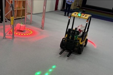 Ứng dụng đèn HoloLight trong bảo đảm an toàn lao động tại kho xưởng. (Ảnh: Phạm Tuân/PV TTXVN tại Nhật Bản)