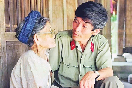 Nghệ sĩ nhiếp ảnh Trần Hồng và mẹ.