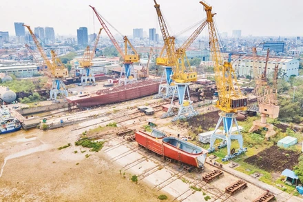 Mặt bằng sản xuất của Công ty Đóng tàu Bạch Đằng đang dần bị thu hẹp do quá trình đô thị hóa.