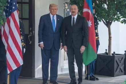 Tổng thống Mỹ Donald Trump chào đón Tổng thống Azerbaijan Ilham Aliyev tại Nhà Trắng, ngày 8/8/2025. (Ảnh: Xinhua)