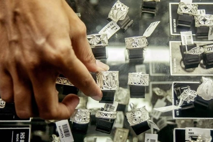 Các món trang sức bạc được trưng bày tại một tiệm vàng bạc ở Indonesia. (Ảnh: Tân Hoa xã)