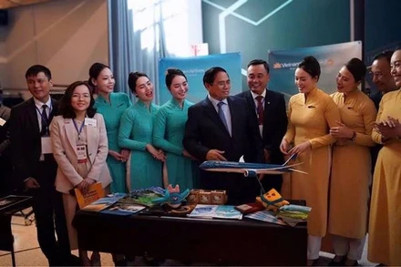 Doanh nhân Hồ Hồng, ECO-HHB (người mặc bộ vest trắng) chụp ảnh cùng Thủ tướng Phạm Minh Chính và đoàn Việt Nam tại Diễn đàn Kinh tế Việt Nam–Thụy Điển, Stockholm, 6/2025.