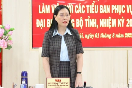 Đồng chí Bùi Thị Quỳnh Vân, Ủy viên Trung ương Đảng, Bí thư Tỉnh ủy Quảng Ngãi phát biểu chỉ đạo tại buổi làm việc.