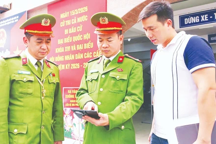 Công an Hà Nội rà soát, cập nhật đầy đủ thông tin cử tri; đồng bộ dữ liệu trên hệ thống VNeID; nắm chắc số lượng người cư trú thực tế trên địa bàn phục vụ công tác cấp thẻ cử tri. (Ảnh TIẾN NGUYỄN)