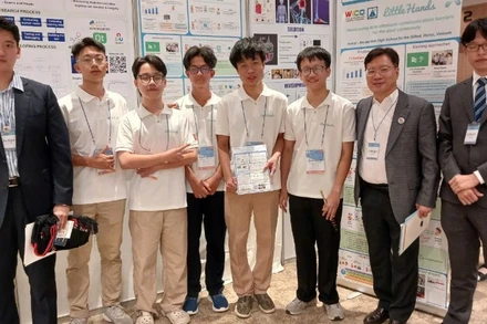 Trần Thuận Hiếu (thứ ba, từ phải sang trái) cùng đội Việt Nam nhận Huy chương Bạc tại Olympic Sáng tạo WICO 2025, Hàn Quốc.