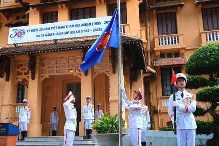 Lực lượng tiêu binh thực hiện nghi thức thượng cờ ASEAN. (Ảnh: TTXVN)