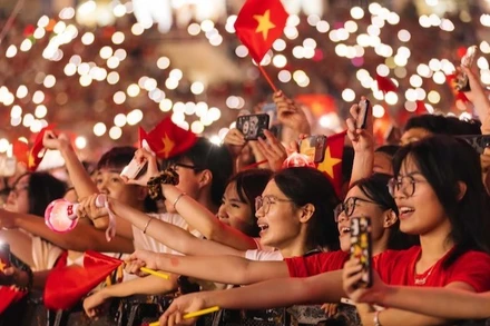 Đêm nhạc trở thành bản hòa ca của niềm tự hào dân tộc. (Ảnh: PHƯƠNG ANH)