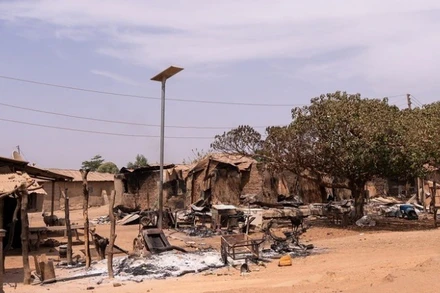 Cảnh tàn phá sau vụ tấn công của các nhóm vũ trang tại khu vực Woro và Nuku thuộc bang Kwara, Nigeria ngày 5/2. (Ảnh: Anadolu Agency/TTXVN)