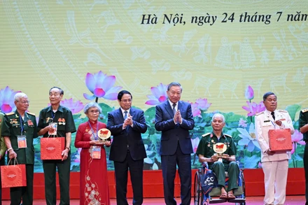 Tổng Bí thư Tô Lâm và Thủ tướng Phạm Minh Chính trao quà tặng các Bà mẹ Việt Nam Anh hùng, người có công, nhân chứng lịch sử tiêu biểu tại chương trình Gặp mặt.